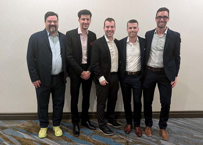 L’équipe gagnante du concours PrimeTime Sports – MLSE, (de gauche à droite) Christian Gendron, Amine Ben Arous, Charles Martel et Nicolas Rouleau-Breton, avec Samuel Ouellette.