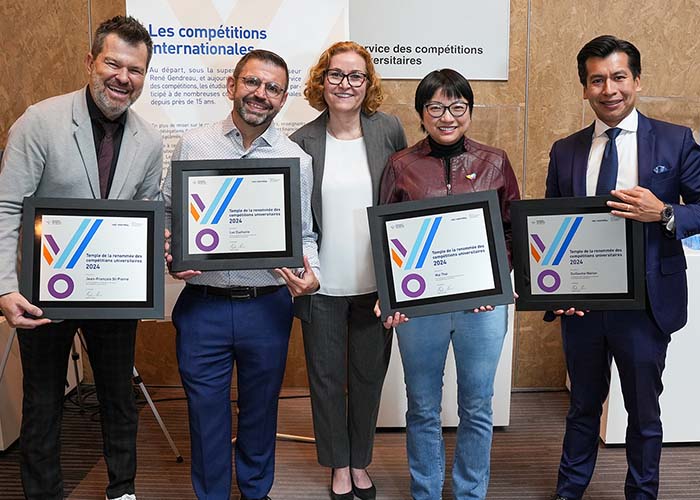 Jean-François St-Pierre, Luc Duchaine, Guillaume Marion et Mai Thai, avec (au centre) la directrice pédagogique du Service des compétitions universitaires, Anne Bourhis.