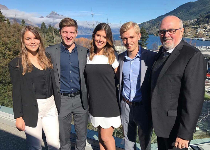 Des étudiants du B.A.A. enlèvent la 1re place en Nouvelle-Zélande Des étudiants du B.A.A. enlèvent la 1re place en Nouvelle-Zélande
