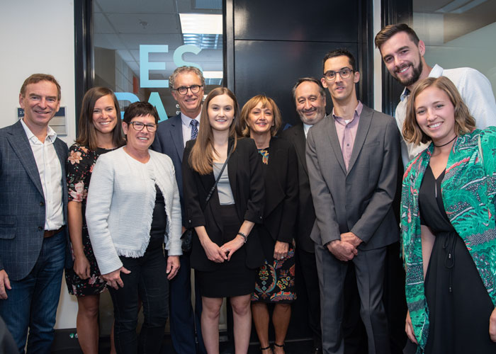 Michel Patry, directeur de HEC Montréal, a rendu hommage aux donateurs. Robert Blain, Hélène Sabourin, Luc Lambert et Sylvie Smith étaient entourés des membres de leurs familles et de Renaud Lambert (3e à partir de la droite). Michel Patry, directeur de HEC Montréal, a rendu hommage aux donateurs. Robert Blain, Hélène Sabourin, Luc Lambert et Sylvie Smith étaient entourés des membres de leurs familles et de Renaud Lambert (3e à partir de la droite).